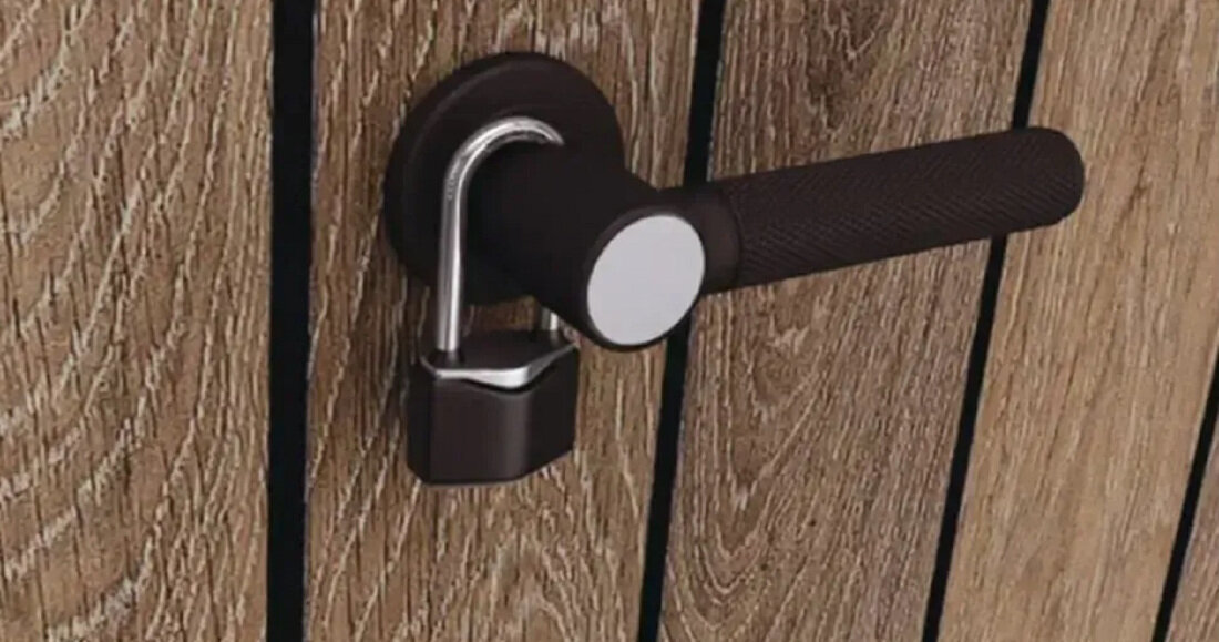 Szafa ogrodowa KETER Deco Vertical Shed 1400L Brązowy zdjęcie lifestyle Bezpieczne przechowywanie Możliwość zastosowania dodatkowego zamka  Zamek nie jest dołączony do zestawu