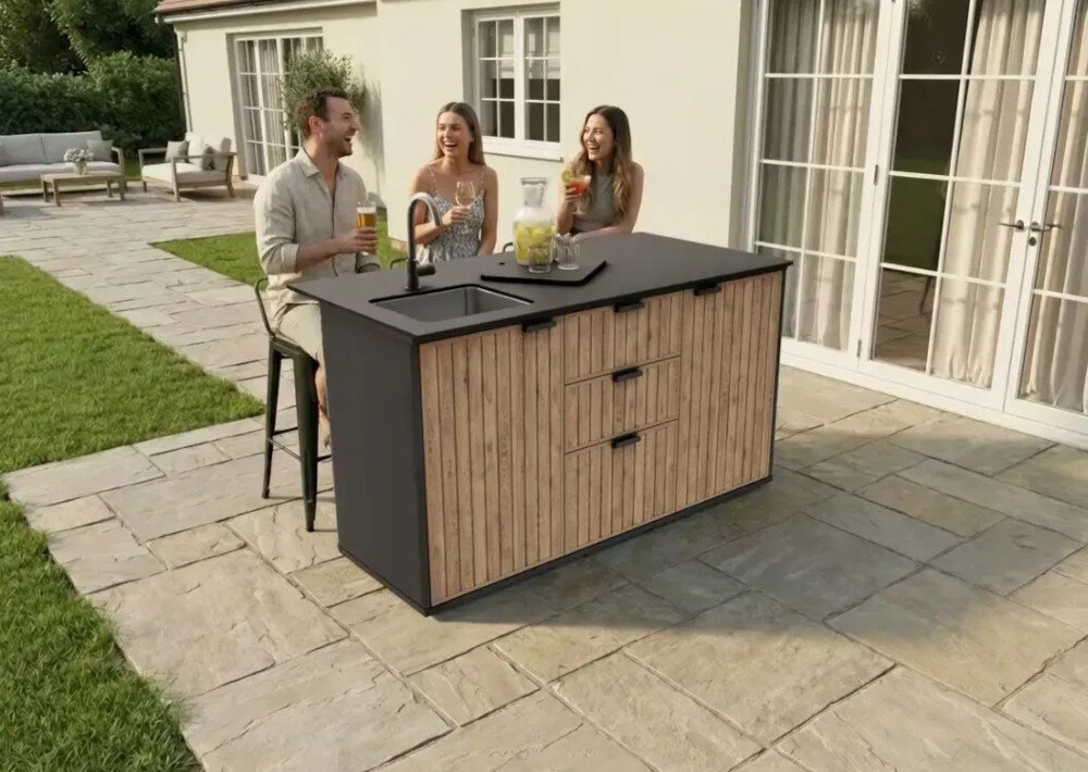 Kuchnia ogrodowa KETER Compact Outdoor 263933 Grafitowo-drewniany zdjęcie lifestyle Wbudowany zlew  Pokrywa zlewu  taca do serwowania