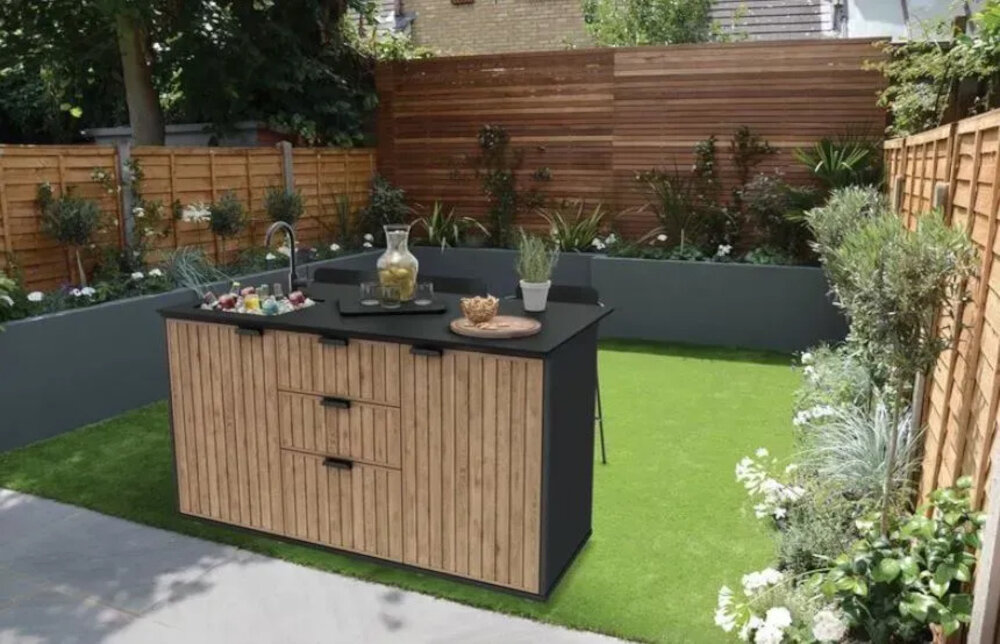 Kuchnia ogrodowa KETER Compact Outdoor 263933 Grafitowo-drewniany zdjęcie lifestyle  Miejsce na lodówkę Schłodzone napoje i produkty spożywcze 