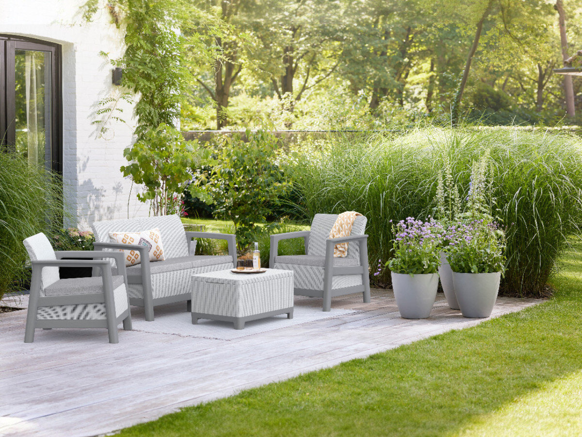Zestaw mebli ogrodowych KETER Scandi Linea 264035 Jasnoszary, fotele, wygoda, poduszki, ergonomia, Jasnoszary komplet wypoczynkowy Scandi Linea w otoczeniu zieleni.