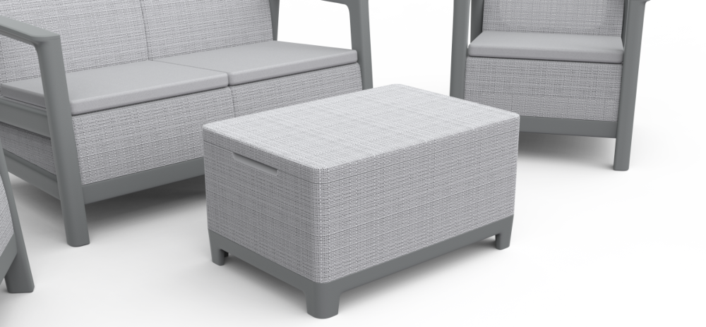 Na obrazie widoczny jest zestaw mebli ogrodowych w jasnoszarym kolorze, składający się z dwóch foteli, sofy i stolika. Meble mają prosty, nowoczesny design z wyraźną fakturą przypominającą plecionkę.