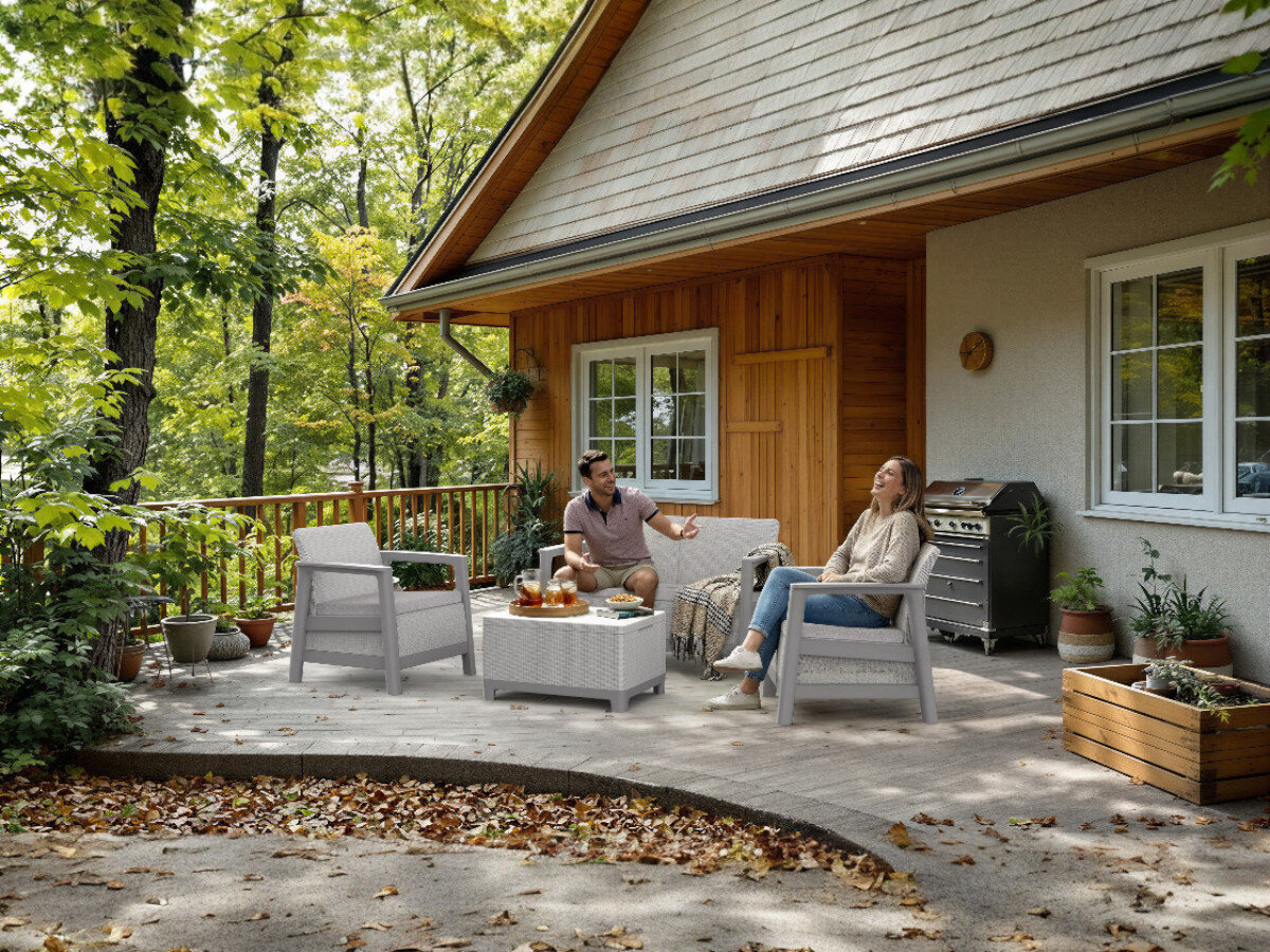 Zestaw mebli ogrodowych KETER Scandi Linea 264035 Jasnoszary, odporność, UV, trwałość, kolor, Para relaksująca się w ogrodzie przy jasnoszarym zestawie mebli.