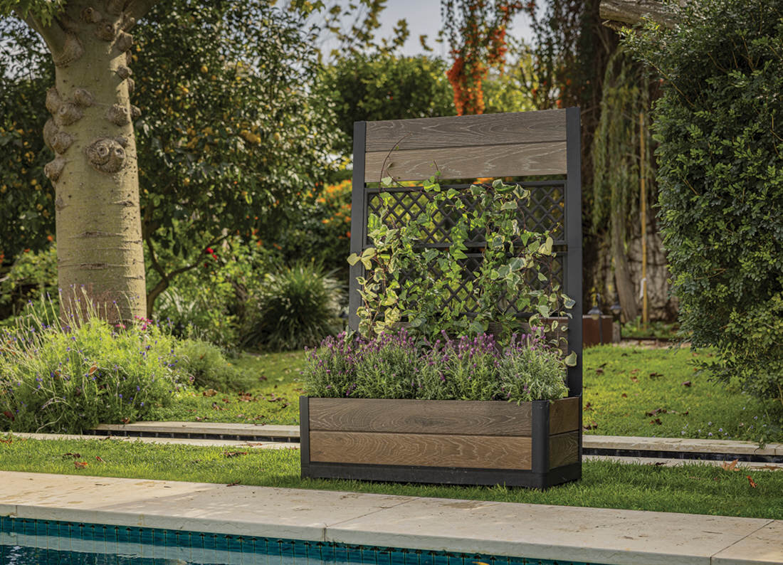 Doniczka KETER Deco Tulip 263871 (109,6 x 44,4 x 156,3 cm) 110L Orzech zdjęcie lifestyle aranżację z kwiatami, ziołami czy roślinami pnącymi Prostokątna konstrukcja  Tylny panel tworzy naturalną przegrodę