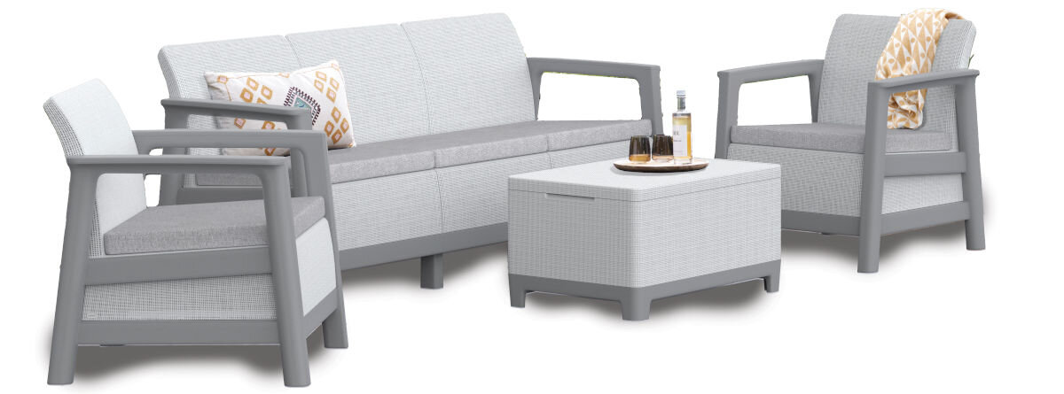 Zestaw mebli ogrodowych w jasnoszarym kolorze, składający się z sofy, dwóch foteli i stolika, ustawiony na drewnianym tarasie. W tle widoczny jest zadbany ogród z trawnikiem i kwiatami.