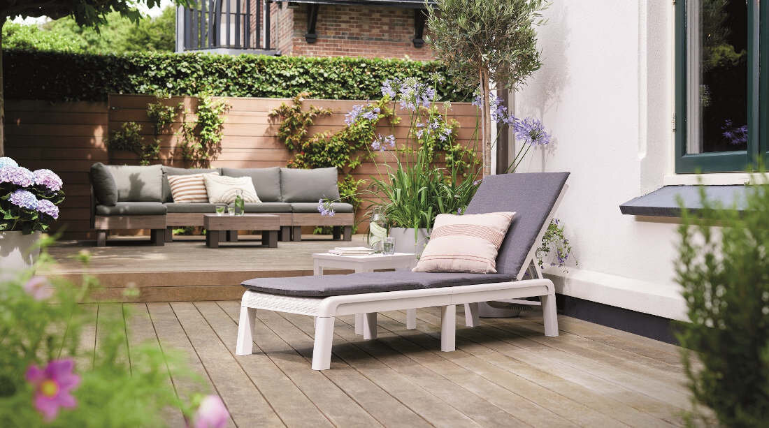 Leżak KETER Atlas Sunlounger 271481 Biały + Jasnoszary zdjęcie lifestyle wypoczynek na świeżym powietrzu