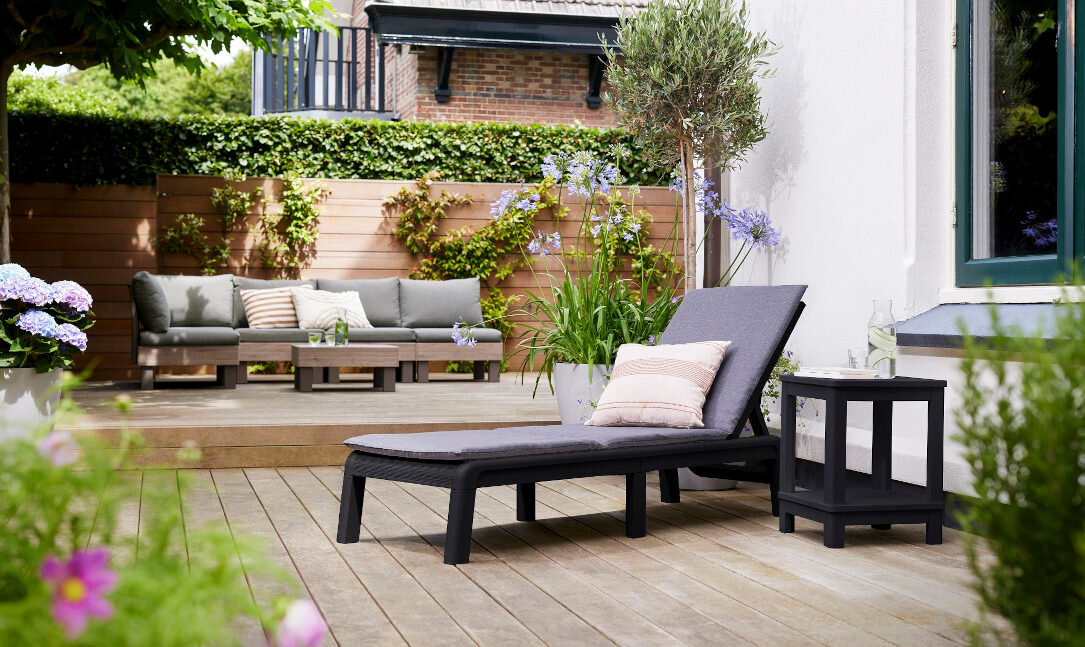 Leżak KETER Atlas Sunlounger 271479 Grafitowy + Jasnosszary zdjęcie lifestyle wypoczynek na świeżym powietrzu