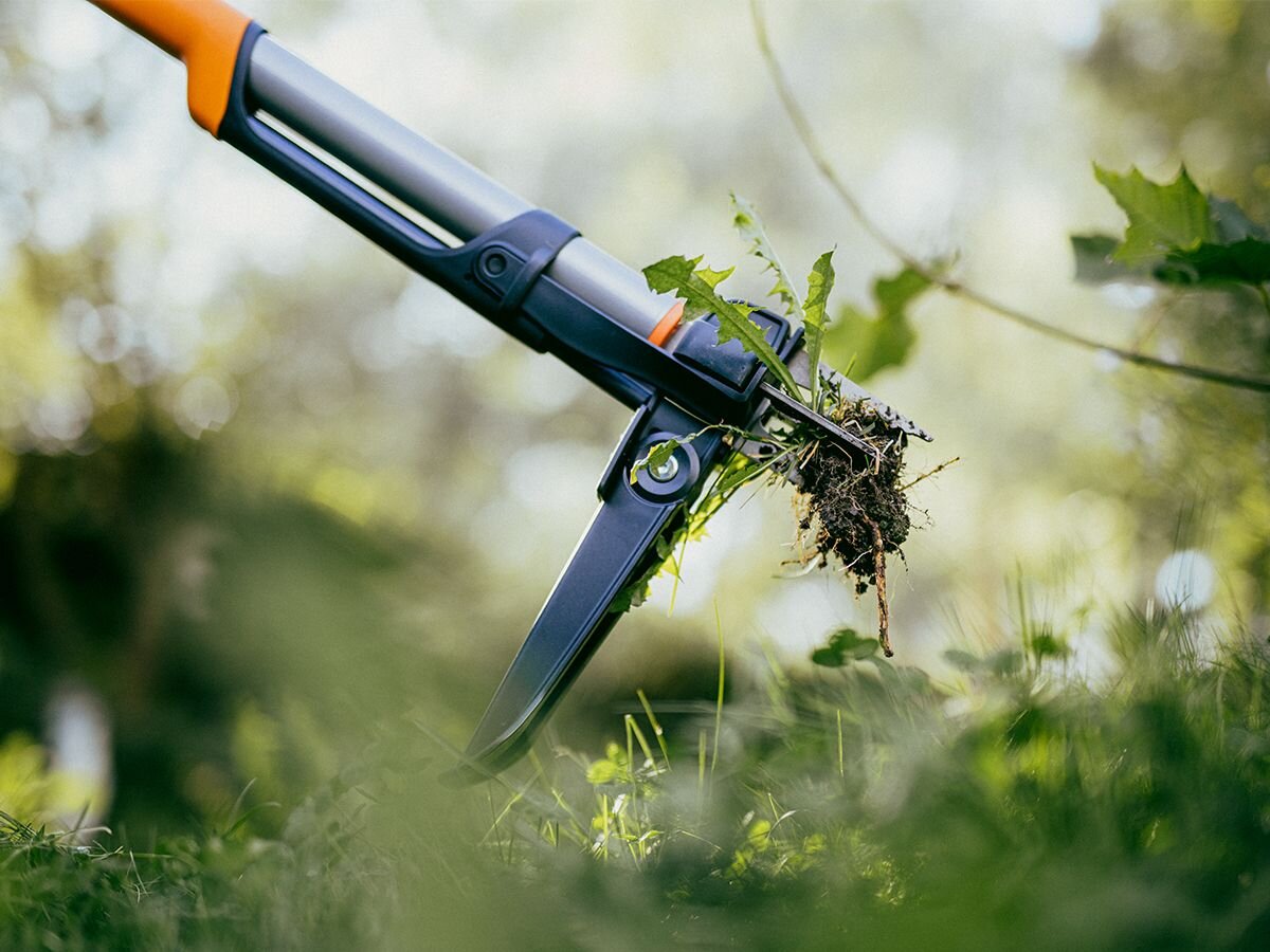 Wyrywacz do chwastów FISKARS 1080409 ręczny, podpórka, wyrzut, mechanizm, stabilność, Zbliżenie na stalowe pazury wyrywacza usuwające chwast z ziemi razem z korzeniami