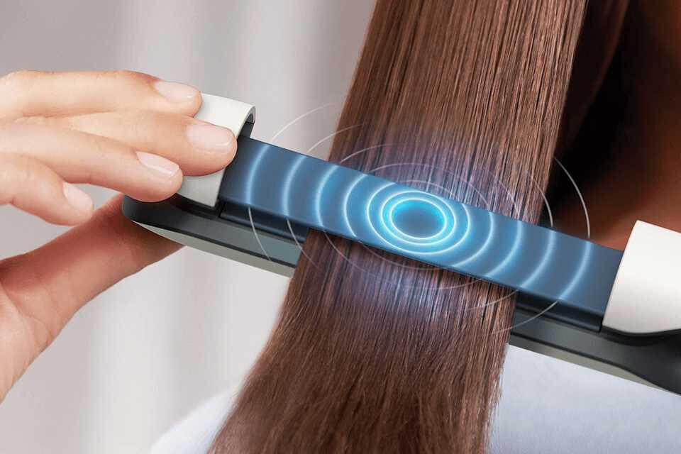 Prostuj włosy ze stałą, równomierną temperaturą płytek, by pięknie je wygładzić, zachowując w dobrej kondycji.