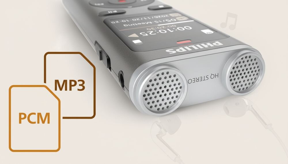 Na obrazie widoczny jest dyktafon z logo PHILIPS, z dwoma mikrofonami oznaczonymi jako HQ STEREO. Obok dyktafonu znajdują się ikony plików z napisami PCM i MP3.