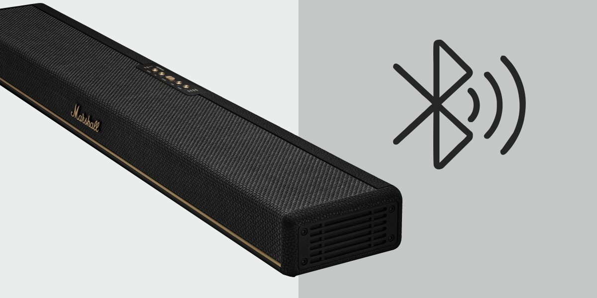 Soundbar MARSHALL Heston 60 WiFi Bluetooth AirPlay Google Cast Spotify Connect TIDAL Connect streaming muzyki, soundbar po skosie na szaro-białym tle