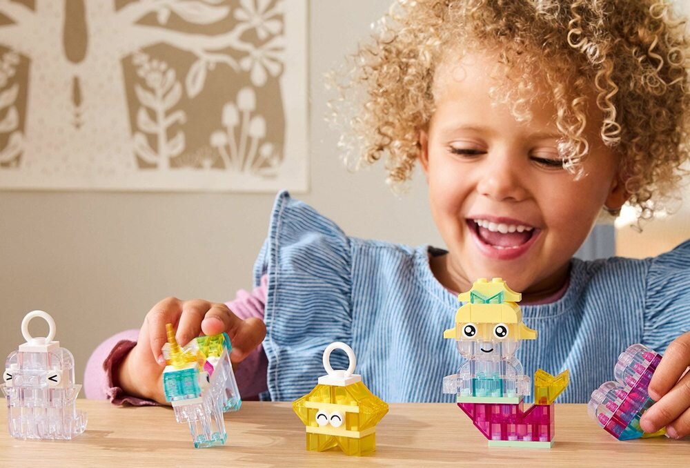 LEGO 11040 Classic Magiczny zestaw z przezroczystymi klockami  LEGO Classic elementy dziecko bawi się klockami 