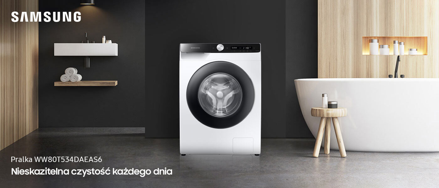 Pralka Samsung  WW80T534DAEAS6 ustawiona w środkowej części łazienki 