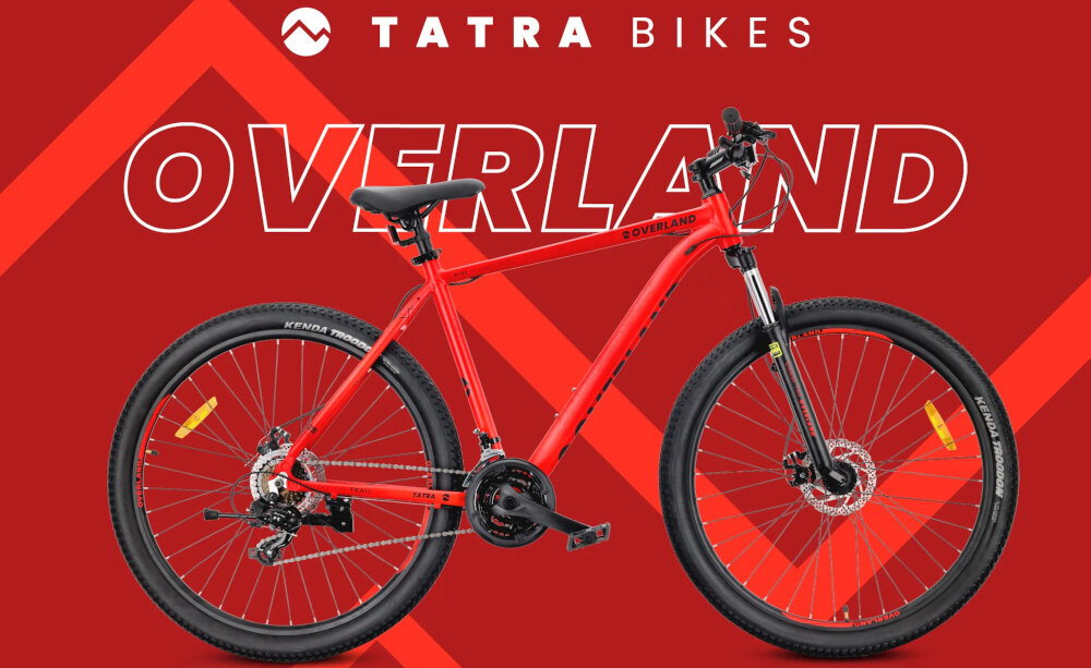 Rower górski MTB TATRA Overland U21 29 cali Czerwony czerwone tło rower widoczny z boku napis Overland Tatra bikes rowery MTB „góralami” MTB TATRA Overland U21 dla sportowców do jazdy wyczynowej uniwersalny pojazdy zwrotne łatwo wchodzące w zakręty