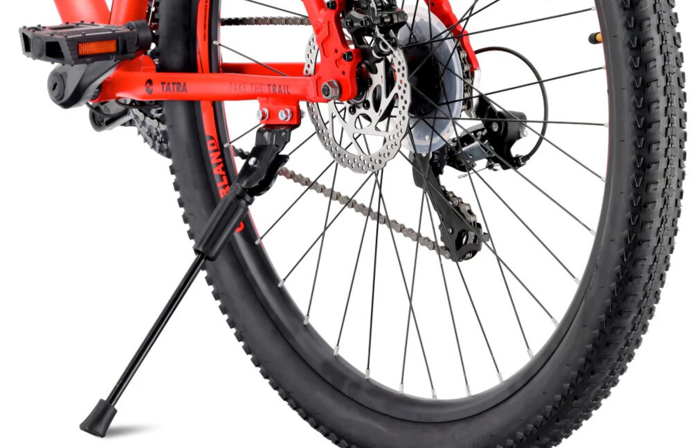 Rower górski MTB TATRA Overland U21 29 cali Czerwony zbliżenie na stopkę białe tło rower oparty o stopkę praktyczna stopka wygodne parkowanie ułatwia krótkie postoje stabilne podparcie