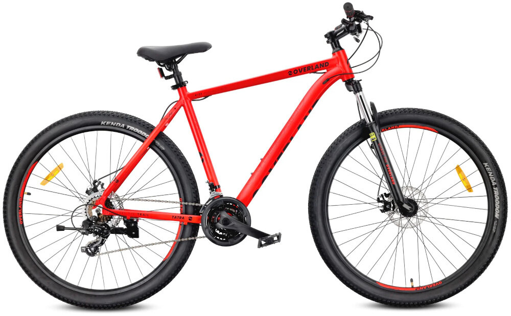 Rower górski MTB TATRA Overland U21 29 cali Czerwony rower na białym tle widoczny z boku 7-biegowy łańcuch marki KMC Odpowiednia konstrukcja ogniw wspiera płynną współpracę z kasetą i zębatkami