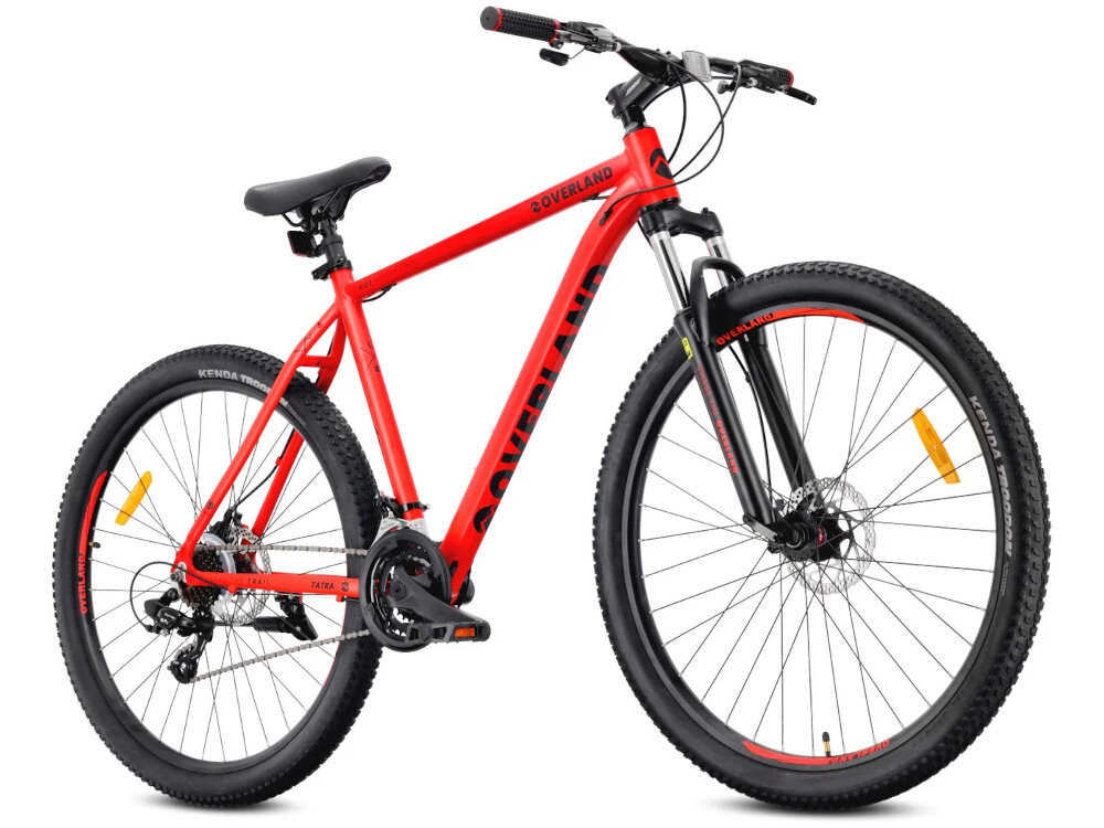 Rower górski MTB TATRA Overland U21 29 cali Czerwony rower na białym tle widoczny od przodu pod skosem potrójna korba Ciclo Sport 24/34/42T o długości ramion 170 mm 7-rzędowy wolnobieg Ciclo Sport szeroki zakres przełożeń sprawne dostosowanie przełożenia do zmieniających się warunków jazdy