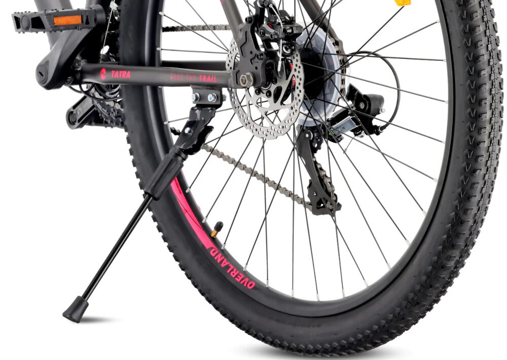 Rower górski MTB TATRA Overland U21 29 cali Czarno-fuksjowy zbliżenie na stopkę białe tło rower oparty o stopkę praktyczna stopka wygodne parkowanie ułatwia krótkie postoje stabilne podparcie