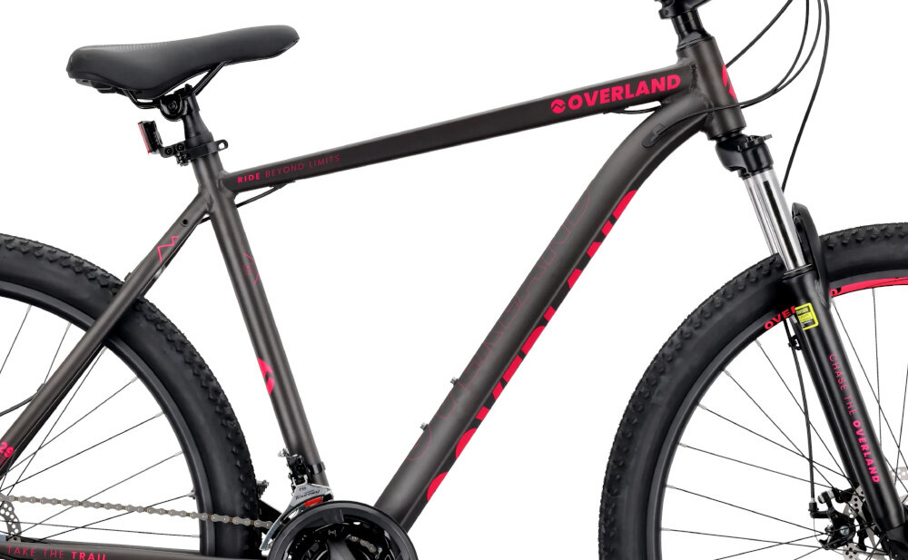 Rower górski MTB TATRA Overland U21 29 cali Czarno-fuksjowy zbliżenie na ramę białe tło 21-calowa aluminiowa rama rower jest bardzo zwinny lekki (17,5 kg) łatwo podnieść go by odporność na korozję wybór rozmiaru ramy Twój wzrost mierzony w zrelaksowanej pozycji typ roweru dla dzieci o wzroście od 180 do 190 cm