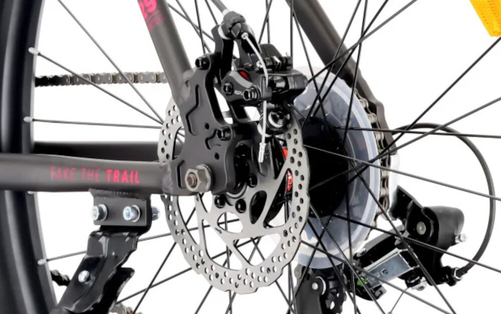 Rower górski MTB TATRA Overland U21 29 cali Czarno-fuksjowy zbliżenie na tarczę hamulcową podstawa bezpieczeństwa hamulce tarczowe mechaniczne w każdych warunkach pogodowych i na każdej trasie bardzo dużą siłę hamowania z przodu i z tyłu podwójny pakiet bezpieczeństwa