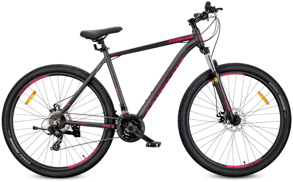 Rower górski MTB TATRA Overland U21 29 cali Czarno-fuksjowy rower na białym tle widoczny z boku 7-biegowy łańcuch marki KMC Odpowiednia konstrukcja ogniw wspiera płynną współpracę z kasetą i zębatkami