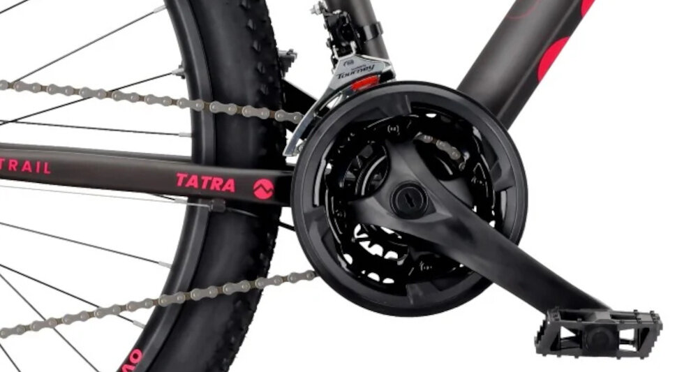 Rower górski MTB TATRA Overland U21 29 cali Czarno-fuksjowy zbliżenie na korbę białe tło potrójna korba Ciclo Sport 24/34/42T o długości ramion 170 mm 7-rzędowy wolnobieg Ciclo Sport szeroki zakres przełożeń sprawne dostosowanie przełożenia do zmieniających się warunków jazdy