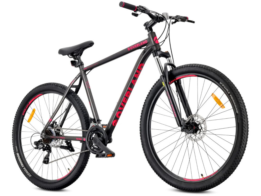 Rower górski MTB TATRA Overland U21 29 cali Czarno-fuksjowy rower na białym tle widoczny od przodu pod skosem konstrukcja hardtail z przednim amortyzatorem Ciclo Sport o skoku 100 mm stalowa, sprężynowa konstrukcja z aluminiową koroną funkcja LOCKOUT można zablokować pracę amortyzatora na gładkiej nawierzchni