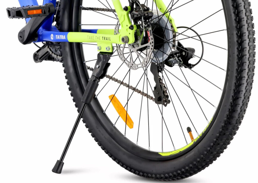 Rower górski MTB TATRA Overland U21 29 cali Niebiesko-limonkowy zbliżenie na stopkę białe tło rower oparty o stopkę praktyczna stopka wygodne parkowanie ułatwia krótkie postoje stabilne podparcie