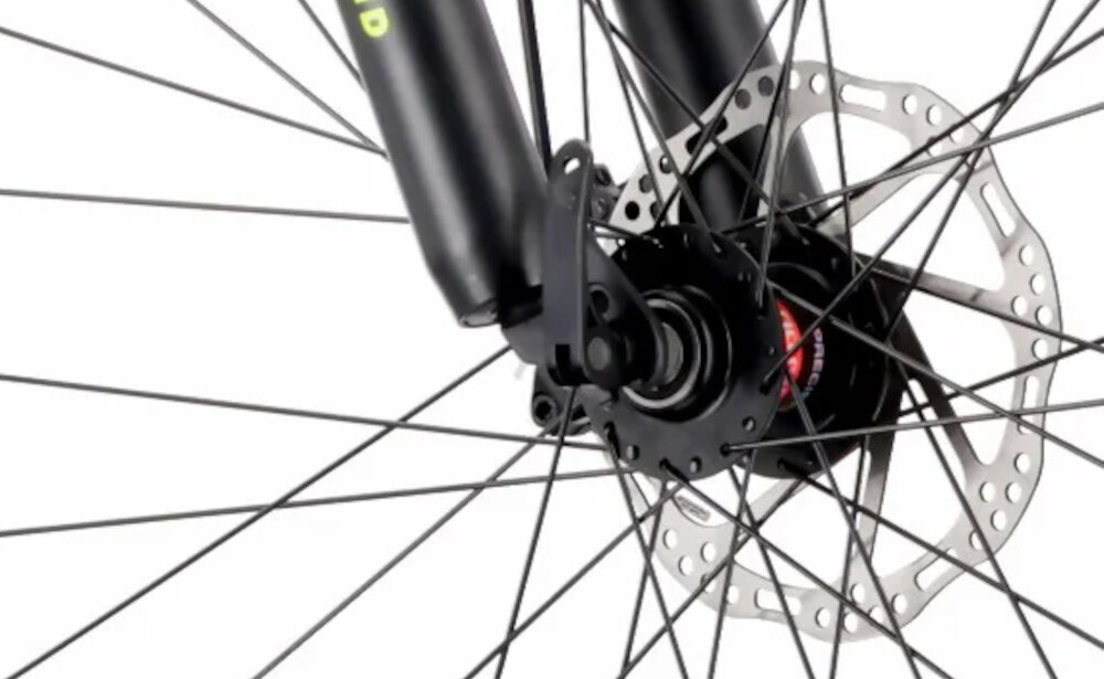 Rower górski MTB TATRA Overland U21 29 cali Niebiesko-limonkowy zbliżenie na tarczę hamulcową podstawa bezpieczeństwa hamulce tarczowe mechaniczne w każdych warunkach pogodowych i na każdej trasie bardzo dużą siłę hamowania z przodu i z tyłu podwójny pakiet bezpieczeństwa
