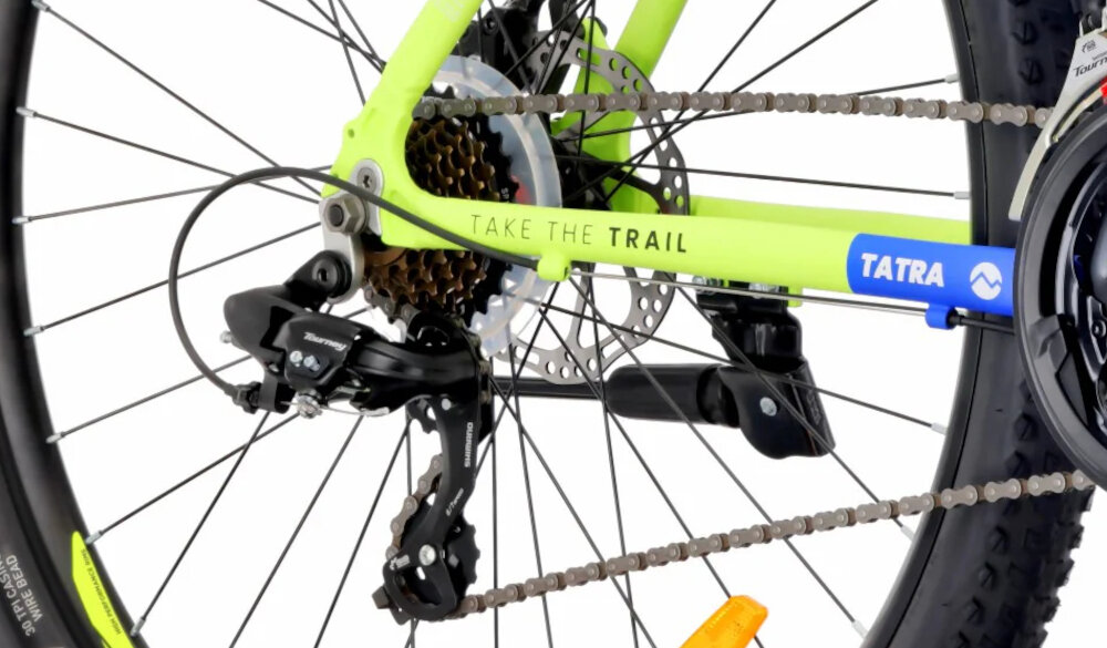 Rower górski MTB TATRA Overland U21 29 cali Niebiesko-limonkowy zbliżenie na tylną przerzutkę przerzutki marki SHIMANO 21 przełożeń duża wytrzymałość sprawne działanie zmiana biegów jest płynna i bezproblemowa przednie i tylne przerzutki SHIMANO Tourney stabilność i precyzja precyzyjna praca mechanizmu