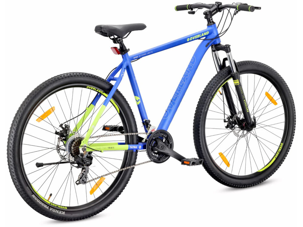 Rower górski MTB TATRA Overland U21 29 cali Niebiesko-limonkowy rower na białym tle widoczny od tyłu pod skosem 7-biegowy łańcuch marki KMC Odpowiednia konstrukcja ogniw wspiera płynną współpracę z kasetą i zębatkami