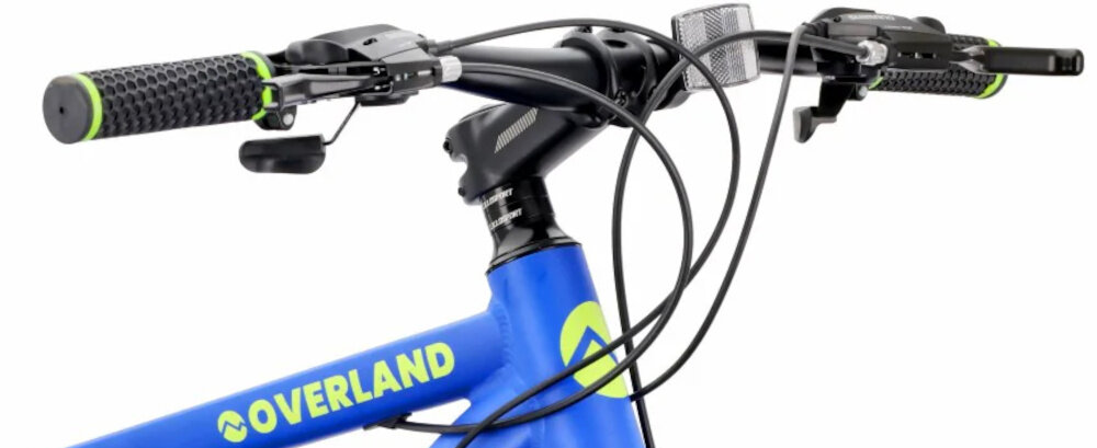 Rower górski MTB TATRA Overland U21 29 cali Niebiesko-limonkowy kierownica na białym tle widoczna pod skosem kierownica MTB marki Ciclo Sport stalowy wspornik regulacja wysokości kierownicy w zakresie 97–99 cm kontrolowanie roweru wygodna pozycja