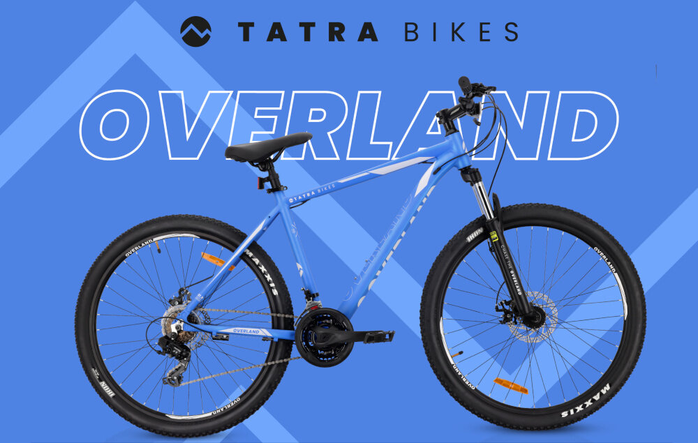 Rower górski MTB TATRA Overland U19 27.5 cala Niebieski niebieskie tło rower widoczny z boku napis Overland TATRA Bikes rowery MTB „góralami” MTB TATRA Overland U19 dla sportowców do jazdy wyczynowej uniwersalny pojazdy zwrotne łatwo wchodzące w zakręty