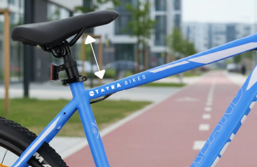 Rower górski MTB TATRA Overland U19 27.5 cala Niebieski droga rowerowa zbliżenie na siodełko siodełko Ciclo Sport typu MTB z regulacją wysokość 83-98 cm ergonomiczna konstrukcja aluminiowa sztyca Ciclo Sport o średnicy 30,9 mm i długości 300 mm stabilne podparcie możliwość precyzyjnego dopasowania wysokości siedziska
