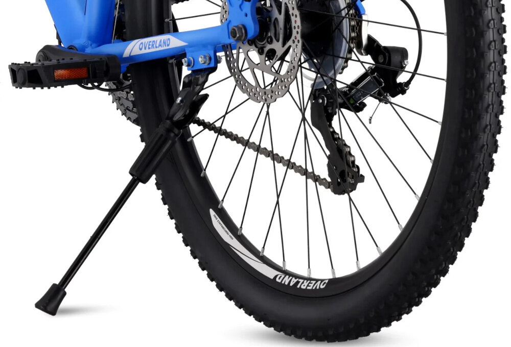 Rower górski MTB TATRA Overland U19 27.5 cala Niebieski zbliżenie na stopkę białe tło rower oparty o stopkę praktyczna stopka wygodne parkowanie ułatwia krótkie postoje stabilne podparcie
