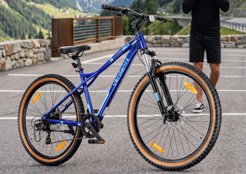 Rower górski MTB SUN BABY Verdant Shred D03.03.11.5.1.2 U19 29 cali Niebieski ulica rower stoi na ulicy do roweru podchodzi osoba widok lekko z boku w tle góry pasja hobby jazda na rowerze