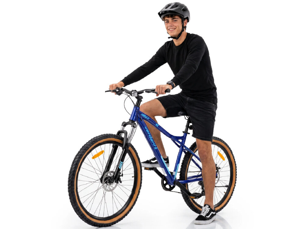 Rower górski MTB SUN BABY Verdant Shred D03.03.11.5.1.2 U19 29 cali Niebieski osoba siedzi na rowerze białe tło pojedynczy łańcuch marki YBN do płynnej pracy napędu łatwa zmiana biegów odpowiednia wytrzymałość na rozciąganie i codzienne użytkowanie