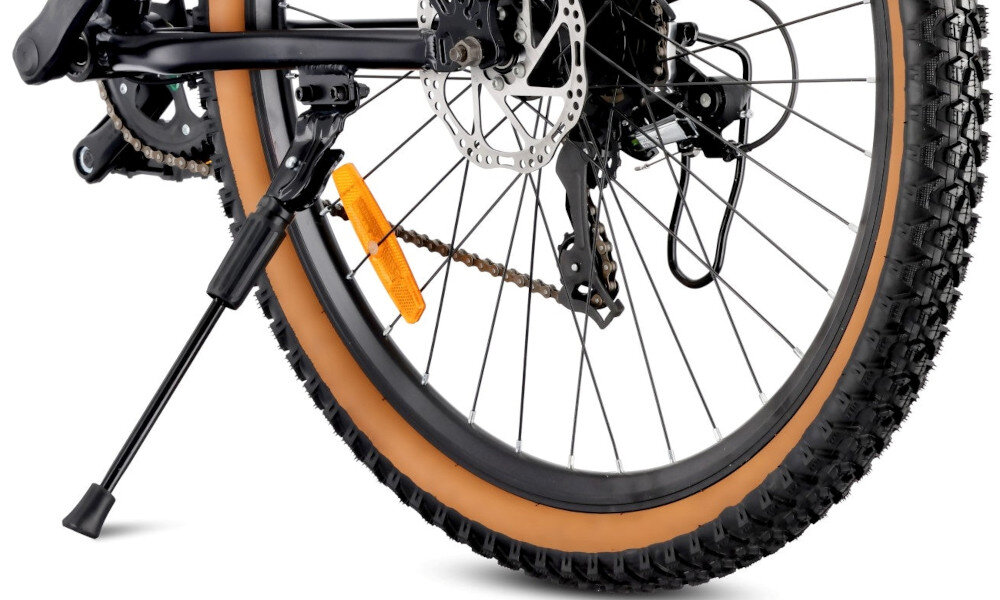 Rower górski MTB SUN BABY Verdant Shred D03.03.11.5.2 U19 29 cali Czarny zbliżenie na stopkę rower opiera się o stopkę praktyczna stopka ułatwia postoje stabilne podparcie