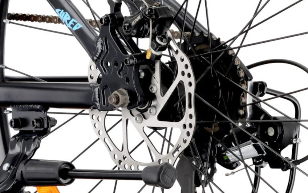 Rower górski MTB SUN BABY Verdant Shred D03.03.11.5.2 U19 29 cali Czarny zbliżenie na tarczę hamulcową podstawa bezpieczeństwa hamulce tarczowe mechaniczne bardzo duża siła hamowania hamulce z przodu i z tyłu podwójny pakiet bezpieczeństwa
