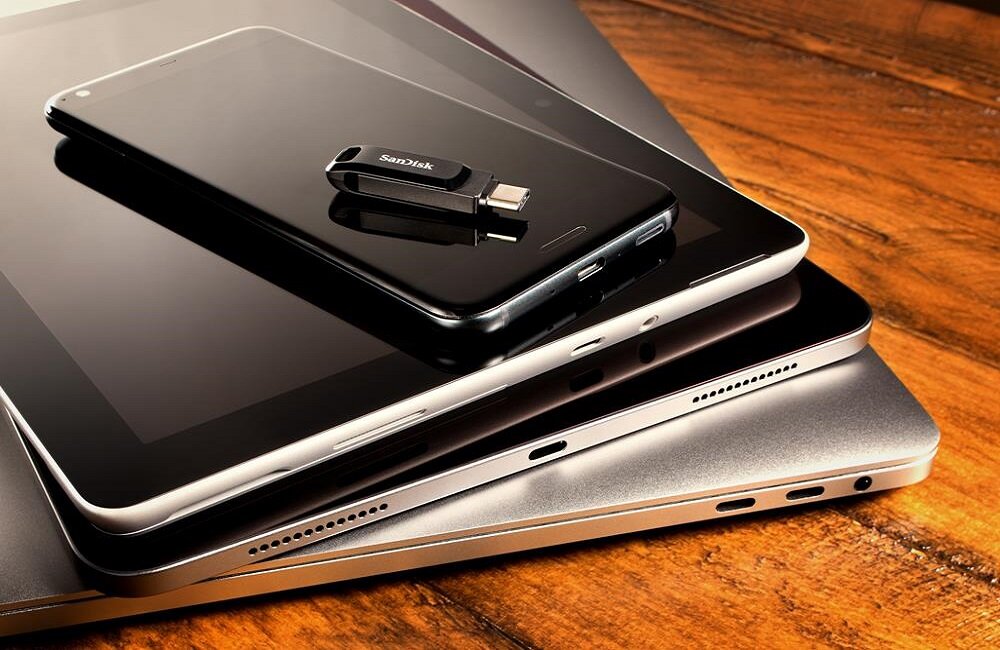 Pendrive SANDISK Ultra Dual Drive Go Obrotowa konstrukcja chroniąca złącza i wygodne uszko do przyczepienia do kluczy Bezproblemowo przenoś zawartość między urządzeniami USB typu C i typu A