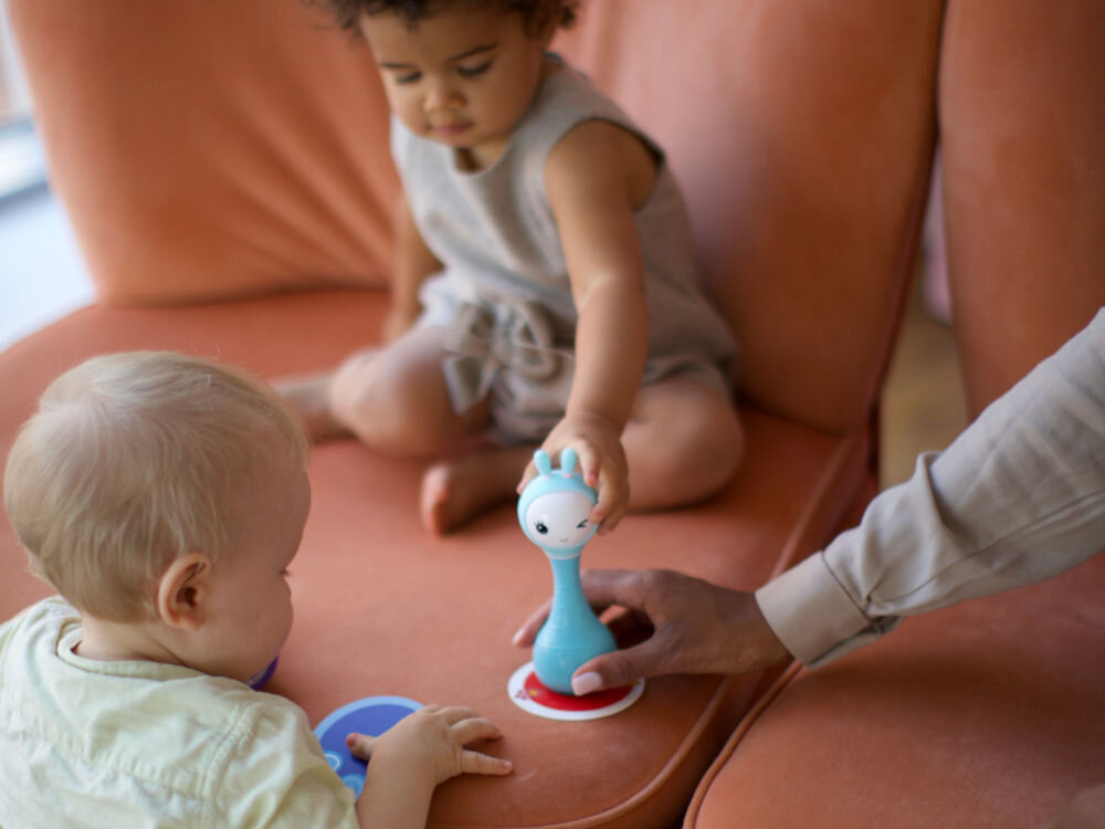 Zabawka edukacyjna ALILO Smarty Bunny R1 Niebieski nauka poprzez zabawę, zaprojektowana, aby wspierać rozwój dzieci w wieku przedszkolnym i wczesnoszkolnym,
					fabrycznie wgrane polskie i angielskie utwory dla dzieci, wspiera rozwój słuchu, rozwija poczucie rytmu, funkcja rozpoznawania kolorów w dwóch językach - 
					polskim i angielskim