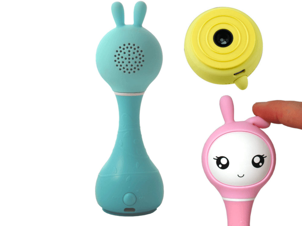 Zabawka edukacyjna ALILO Smarty Bunny R1 Niebieski wbudowany litowo-jonowy akumulator, w zestawie kabel USB-A / microUSB do ładowania, do 4 godzin pracy bez potrzeby ładowania, zabawka automatycznie wyłącza się po 30 minutach bez dotyku,
					3 wersje produktu na białym tle