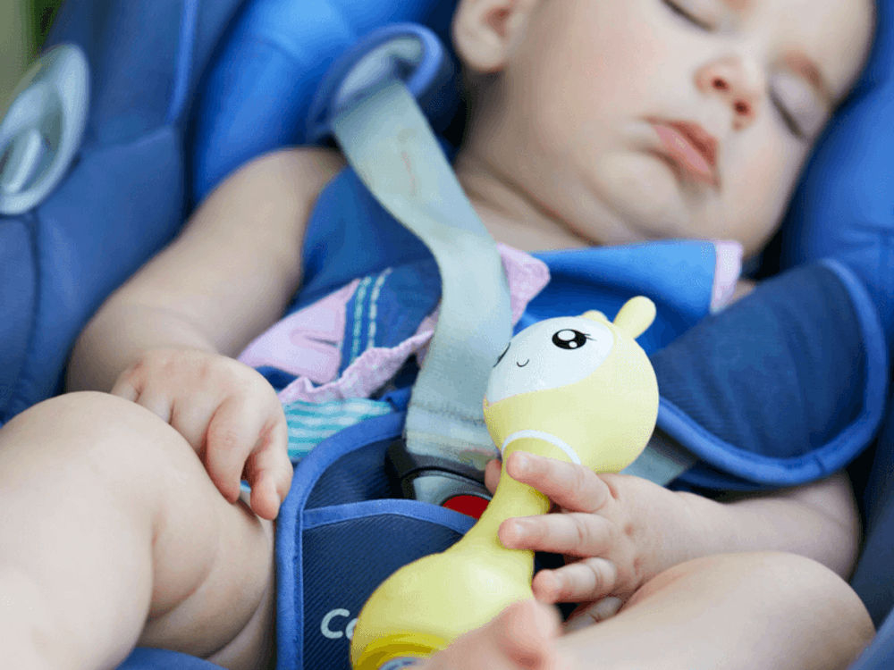 Zabawka edukacyjna ALILO Smarty Bunny R1 Niebieski wytrzymała i bezpieczna, wykonana z wysokiej jakości tworzywa ABS, wytrzymała na upadki i codzienne użytkowanie,
					wykonana z atestowych materiałów, wolnych od substancji szkodliwych i zgodnych ze standardami RoHS, silikonowa powłoka głowy i uszu,
					dziecko śpiące w foteliku, zabawka w dłoni dziecka