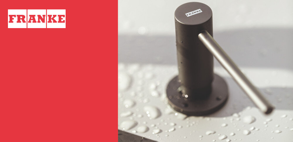 DOZOWNIK PŁYNU DO NACZYŃ FRANKE ACTIVE SM 119.0547.906 lifestyle front kolor matowy czarny krople wody woda wizualizacja