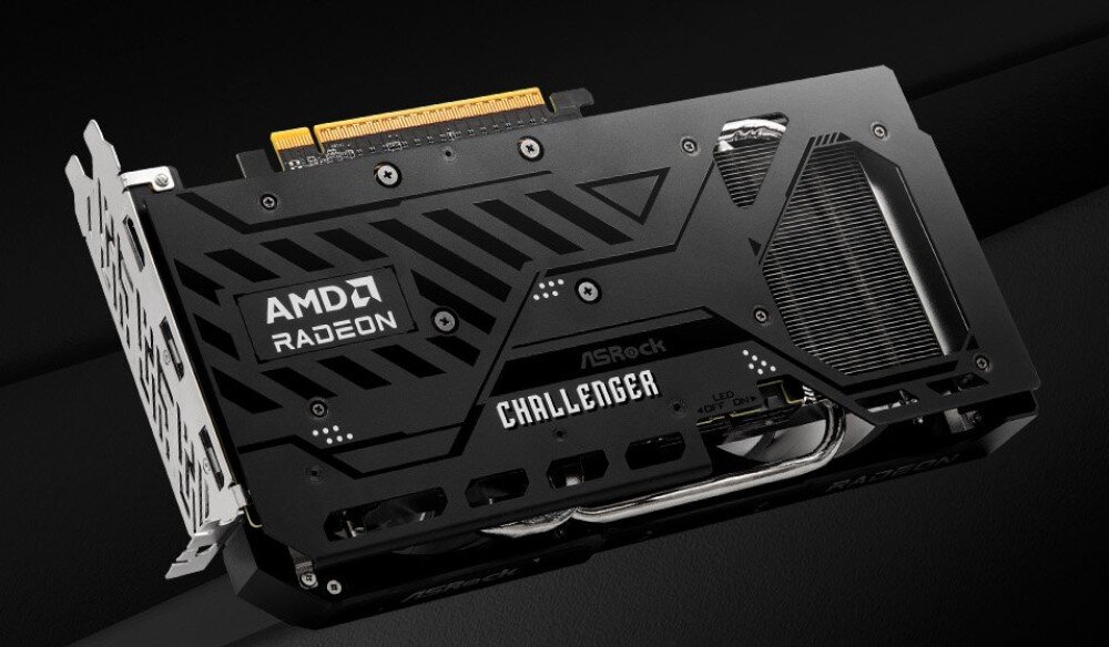Karta graficzna ASROCK Radeon RX 9060 XT Challenger 8GB OC Tył karty graficznej z czarną metalową płytką ochronną. Widoczne oznaczenia AMD Radeon i Challenger oraz przełącznik LED ON/OFF, metalowy backplate, wzmocnienie