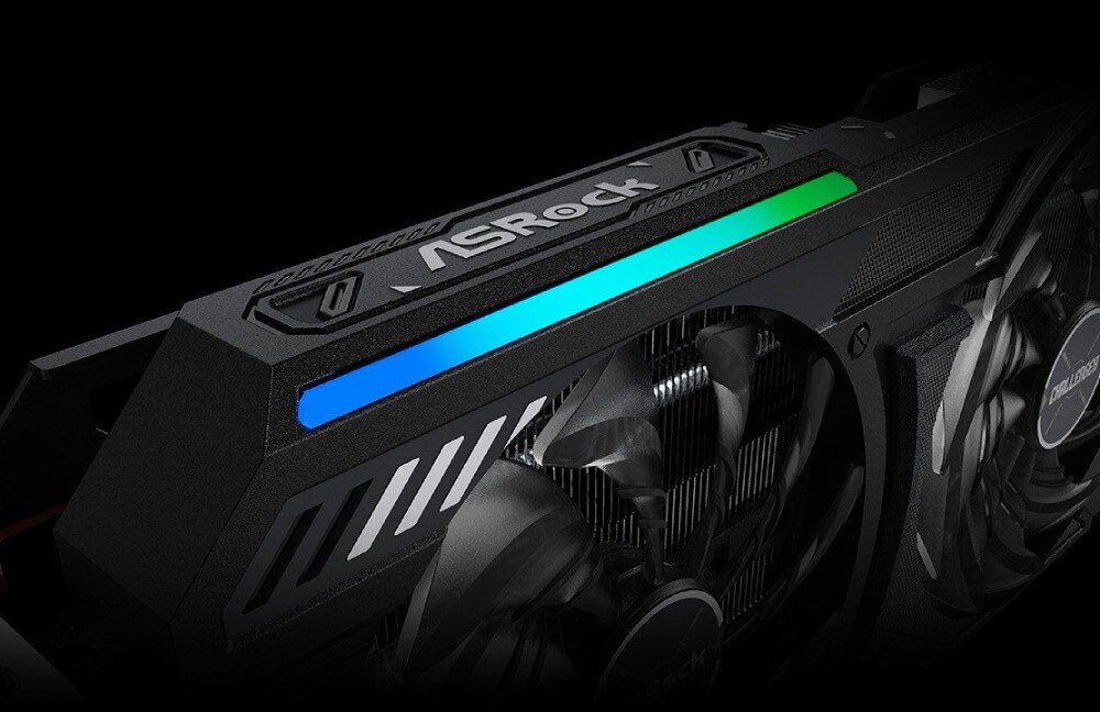 Karta graficzna ASROCK Radeon RX 9060 XT Challenger 8GB OC Zbliżenie na podświetlany pasek LED na górnej krawędzi karty graficznej. Pasek świeci w odcieniach niebieskiego i zielonego, podświetlenie, kolory, efekty