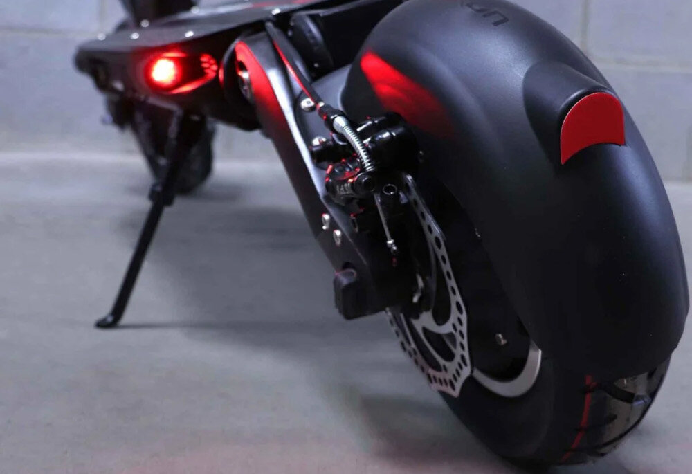 Hulajnoga elektryczna DUALTRON Eagle Czarny skladana wytrzymala stopka zamontowana w centralnym punkcie ciezkosci