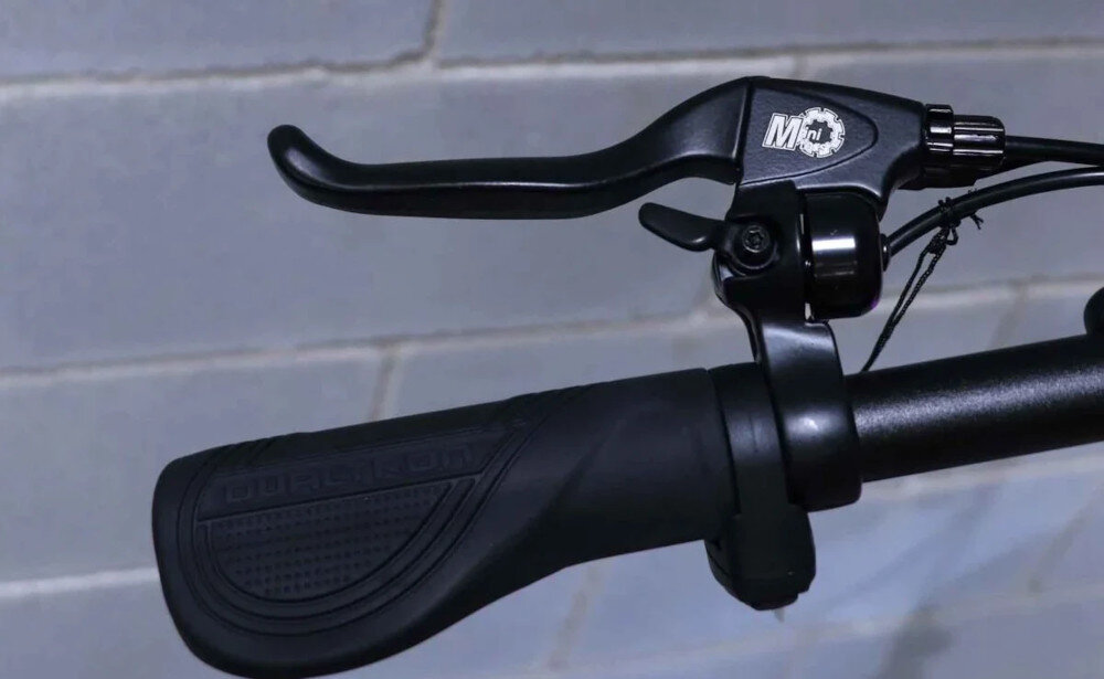 Hulajnoga elektryczna DUALTRON Eagle Czarny minimalistyczn kierownica lekka wysokosc 118 cm podrozowanie w wyprostowanej pozycji ciala podswietlenie dodatkowe swiatlo przyciski do sterowania oswietleniem