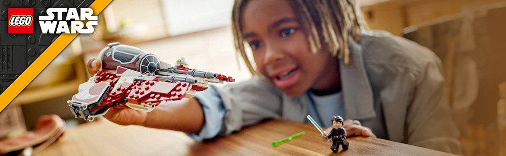 Dziecko bawi się modelem statku kosmicznego z klocków LEGO, obok stoi figurka z mieczem świetlnym. W lewym górnym rogu widoczne jest logo LEGO i napis \'Star Wars\'.
