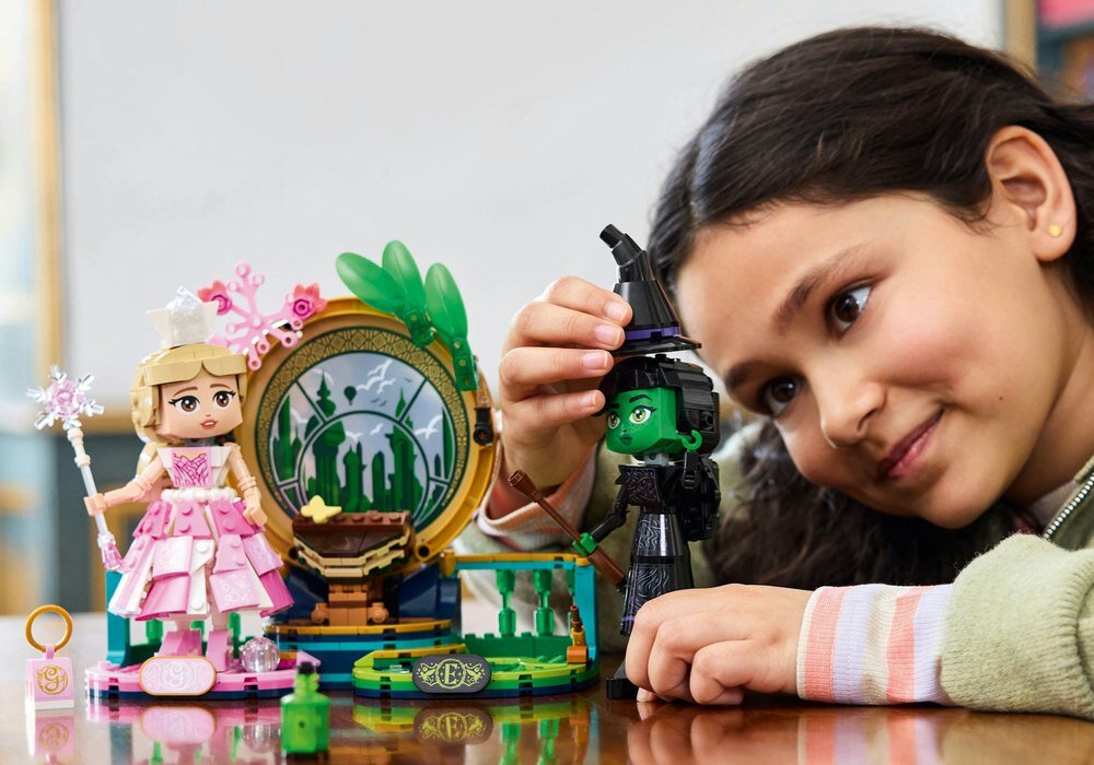 LEGO 75682 Wicked Figurki Elphaby i Glindy dziecko bawi się klockami  