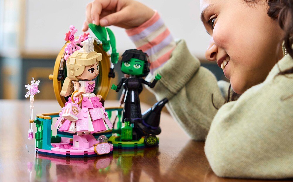 LEGO 75682 Wicked Figurki Elphaby i Glindy dziecko bawi się klockami 